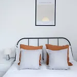 Gillespie Road Apartment By Morethanstays